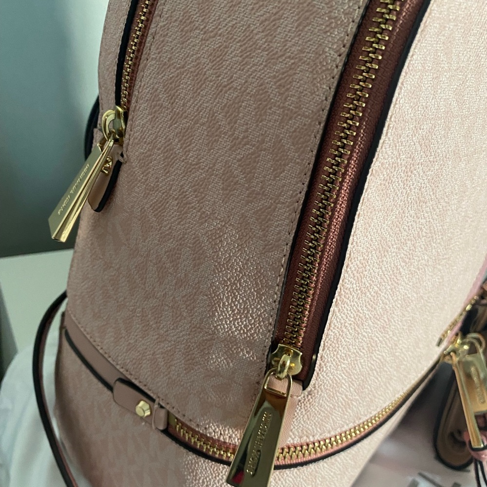 Michael Kors Rhea medium backpack and matching wallet - Picture 5 of 14